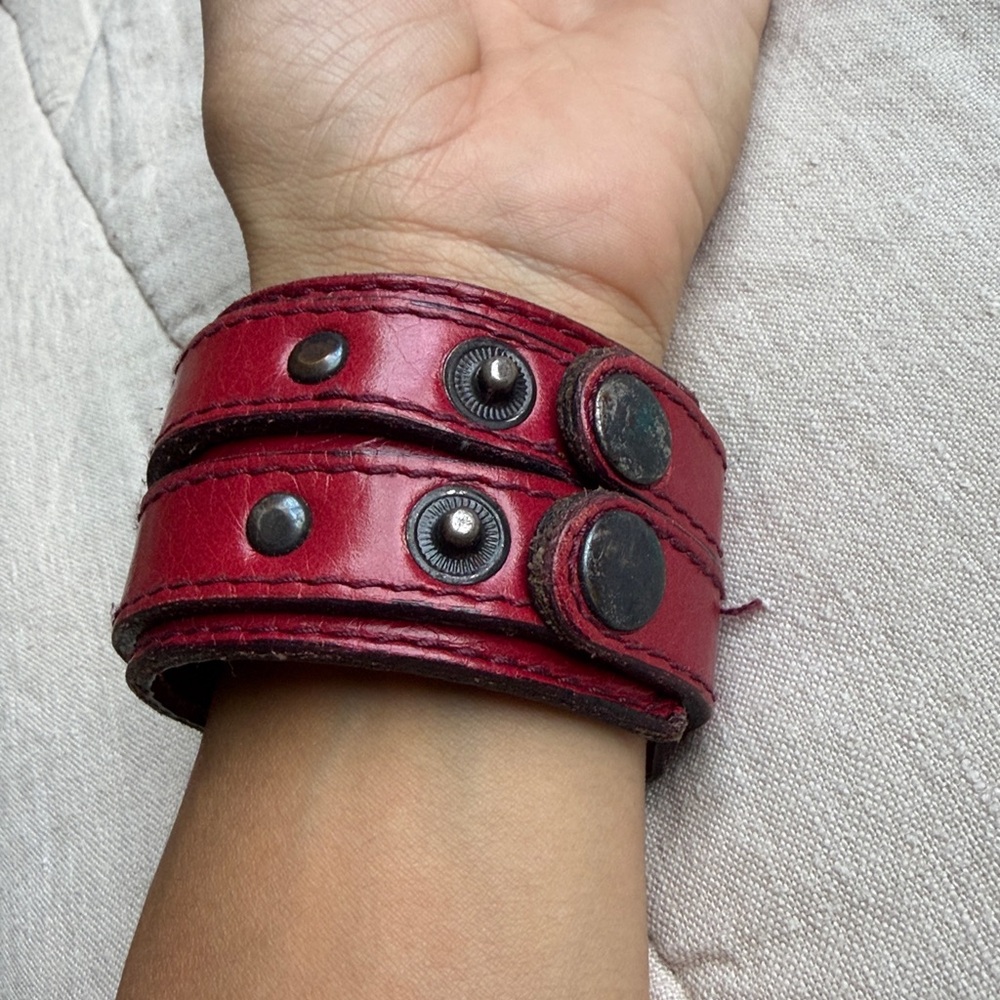 ⭐️ Elegant ⭐️ Cranberry Color Leather Cuff Bracelet - Picture 5 of 8